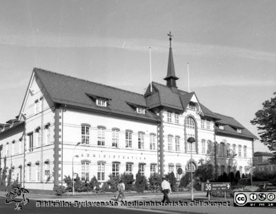 Malmö Allmänna Sjukhus 1990. Administrationsbyggnaden med sjukhuskontor och specialisttandpoliklinik
Album 1990 A i fotograf Björn Henrikssons samling. Adminstrationsbyggnaden, sjukhuskontor och specialisttandpoliklinik. Malmö Allmänna Sjukhus. Ursprungligen huvudbyggnad i sjukhuset när det byggdes år 1896. Från negativ.
Nyckelord: UMAS;MAS;Malmö_;Allmänna;Sjukhus;Administration;Sjukhuskontor;Specialisttandpoliklinik.