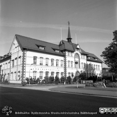 Malmö Allmänna Sjukhus 1990. Administrationsbyggnaden med sjukhuskontor och specialisttandpoliklinik
Album 1990 A i fotograf Björn Henrikssons samling. Adminstrationsbyggnaden, sjukhuskontor och specialisttandpoliklinik. Malmö Allmänna Sjukhus. Ursprungligen huvudbyggnad i sjukhuset när det byggdes år 1896. Från negativ.
Nyckelord: UMAS;MAS;Malmö_;Allmänna;Sjukhus;Administration;Sjukhuskontor;Specialisttandpoliklinik.