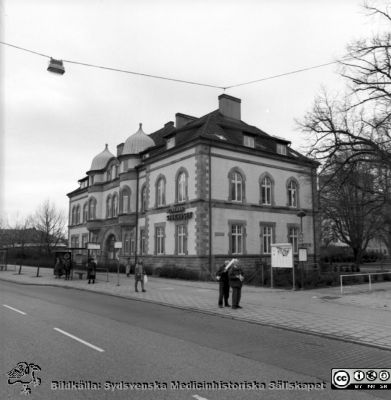 Malmö Allmänna Sjukhus 1995. Entréhuset
Album 1995 I i fotograf Björn Henrikssons samling. 95-1-44. Allmänna sjukhuset, Entréhuset. Från negativ
Nyckelord: UMAS;MAS;Malmö_;Allmänna;Sjukhus;Administration;Entré