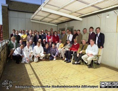 Malmö Allmänna Sjukhus 1995. Alumnimöte med ortopeder.
Album MAS 1995 III (1-58) i fotograf Björn Henrikssons samling. 95-3-28. Foto: Rune Ohlsson. Alumnimöte) med dåtida och tidigare verksamma läkare vid ortopediska kliniken MAS 1994 eller 1995 fotograferade på balkongen utanför föreläsningssalen plan 4 ortopedhuset MAS sjukhusområde. Andra raden framifrån: bl. a. Bo Nilsson, Anders Hulth, Lars Unander Scharin, Bo Wendeberg. Personerna är numrerade och namnsatta i bild SMHS9190_000_02. Från negativ
Nyckelord: UMAS;MAS;Malmö_;Allmänna;Sjukhus;Kirurgi;Ortopedi;Alumni