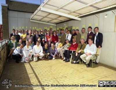 Malmö Allmänna Sjukhus 1995. Alumnimöte med ortopeder.
Album MAS 1995 III (1-58) i fotograf Björn Henrikssons samling. 95-3-28. Foto: Rune Ohlsson. Alumnimöte) med dåtida och tidigare verksamma läkare vid ortopediska kliniken MAS 1994 eller 1995 fotograferade på balkongen utanför föreläsningssalen plan 4 ortopedhuset MAS sjukhusområde. 
1 Mats Vilhelmsson Ljungby 2 Ingemar Önsten Malmö 3 Thomas Lövqvist Malmö  4 Urban Hedlund Karlstad 5 Göran Benoni Malmö 6 Stig Willner Malmö 7 Bo Lundberg Gävle 8 Urban Bengnér Helsingborg 9 Karl Obrant Malmö 10 Acke Ohlin Malmö 11 Fredrik Montgomery privat Lund 12 Bjarne Lindén Eksjö 13 Hans Fredin privat Malmö 14 Lars Linder Gävle-Stockholm 15 Svavar Haraldsson Reykavik 16 oidentifierad 17 Mats Åström Malmö 18 Bengt Balkfors Malmö 19 Lennart Sanzén Malmö 20 Lennart Landin Helsingborg-Malmö 21 Brynjolfur Jonsson Island-Malmö 22 Rolf Sandberg Karlstad 23 Nils Westlin Malmö 24 Krister Wulff Ystad 25 Håkan Lindberg Malmö 26 Per-Olof Josefsson Malmö 27 Per Gärdsell Konsult 28 Kristina Åkesson Malmö 29 Bo Nilsson Malmö 30 Henrik Düppe Malmö 31 Peter Thuresson Nyköping 32 Lars Unander-Scharin Malmö 33 Magnus Karlsson Malmö 34 Anders Hulth Malmö 35 Bo Wendeberg Malmö 36 Leif Anderberg Neurokir Lund 37 Per Edwards Malmö 38 Ralph Hasserius Malmö 39 Birgitta Edwards privat Malmö 40 Margaretha Nilsson Malmö 41 Sven-Gunnar Klarin privat Malmö 42 Ove Carlsson Trelleborg 43 Fleming Lund Rigshospitalet Kphmn. Från negativ
Nyckelord: UMAS;MAS;Malmö_;Allmänna;Sjukhus;Kirurgi;Ortopedi