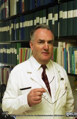 Malmö Allmänna Sjukhus 1995. Docent Göran Ekelund, kirurg och klinikchef. 
Album MAS 1995 III (59-110) i fotograf Björn Henrikssons samling. 95-3-100. Från negativ
Nyckelord: UMAS;MAS;Malmö_;Allmänna;Sjukhus;Kirurgi;Administration