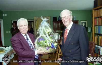 Malmö Allmänna Sjukhus 1996.  Intendent Inge Bengtsson (försörjningsenheten, MAS) uppvaktar Jan Waldenström, 90 år.
Album MAS 1996 II i fotograf Björn Henrikssons samling. 96-10491. Mitt MAS nr: 3. Från negativ
Nyckelord: UMAS;MAS;Malmö;Allmänna;Sjukhus;Medicin;Internmedicin;Uppvaktning;Födelsedag