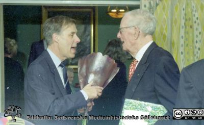 Malmö Allmänna Sjukhus 1996. Sjukhusbibliotekets chef Eddie Fremer uppvaktar Jan Waldenström, 90 år.
Album MAS 1996 II i fotograf Björn Henrikssons samling.  Från negativ
Nyckelord: UMAS;MAS;Malmö;Allmänna;Sjukhus;Medicin;Internmedicin;Uppvaktning;Födelsedag