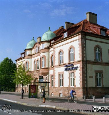 Malmö Allmänna Sjukhus 1996. Entréhusets fasad mot Södra Förstadsgatan
Album MAS 1996 III Samlingsbilder för 100-årsjubileumet. Från fotograf Björn Henrikssons samling. 96-10896, Juli, 1996. Gatuhuset mot S Förstadsgatan nu administrationsbyggnad. Från negativ
Nyckelord: UMAS;MAS;Malmö_;Allmänna;Sjukhus;Entréhuset