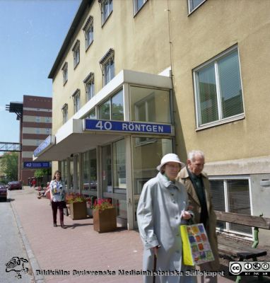 Malmö Allmänna Sjukhus 1996. Röntgenhuset med dess entré
Album MAS 1996 III Samlingsbilder för 100-årsjubileumet. Från fotograf Björn Henrikssons samling. 1996. Röntgen. Ingång 40. Foto: Jimmy Wahlstedt.	 Från negativ
Nyckelord: UMAS;MAS;Malmö_;Allmänna;Sjukhus;Röntgenavdelningen;Entr;Ingång