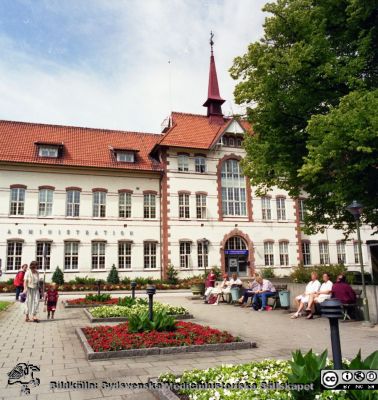Malmö Allmänna Sjukhus 1996. Huvudbyggnaden från 1896, nu administrationsbyggnad.
Album MAS 1996 III Samlingsbilder för 100-årsjubileumet. Från fotograf Björn Henrikssons samling. 1996. Foto: Jimmy Wahlstedt. Huvudbyggnaden från 1896. Inrymmer nu bara administration och sjukhustandvård.  Från negativ
Nyckelord: UMAS;MAS;Malmö_;Allmänna;Sjukhus;Administration