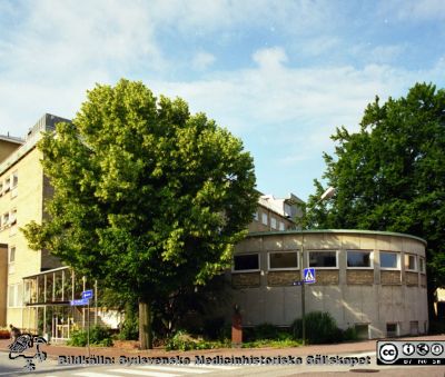 Malmö Allmänna Sjukhus 1996. Aulan vid medicinska kliniken
Album MAS 1996 III Samlingsbilder för 100-årsjubileumet. Från fotograf Björn Henrikssons samling.	1996. Foto: Jimmy Wahlstedt. Medicinska kliniken och aulan. 	 Från negativ.
Nyckelord: UMAS;MAS;Malmö_;Allmänna;Sjukhus;Internmedicin;Medicin;Aula