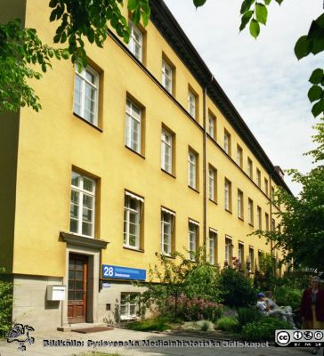 Malmö Allmänna Sjukhus 1996. Ingång 28. Pensionsstyrelsens hus, senare reumatologi. Nu del i CRC
Album MAS 1996 III Samlingsbilder för 100-årsjubileumet. Från fotograf Björn Henrikssons samling. 1996. Foto: Jimmy Wahlstedt.  Ingång 28. Pensionsstyrelsens hus. Reumatikervård. Sedermera del i Clinical Research Center (CRC). Från negativ
Nyckelord: UMAS;MAS;Malmö_;Allmänna;Sjukhus;Medicin;Reumatologi;Klinisk;Forskning