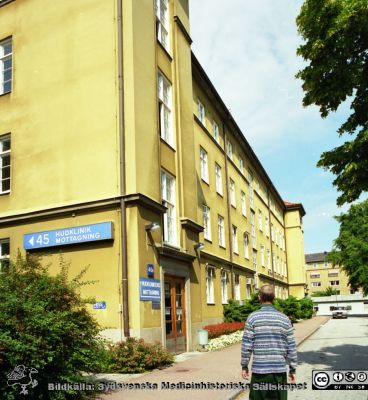 Malmö Allmänna Sjukhus 1996. Hudkliniken, med mottagning
Album MAS 1996 III Samlingsbilder för 100-årsjubileumet. Från fotograf Björn Henrikssons samling. 1996. Foto: Jimmy Wahlstedt. Hudkliniken, med mottagning. Från negativ
Nyckelord: UMAS;MAS;Malmö_;Allmänna;Sjukhus;Hud;Hudklinik;Dermatologi