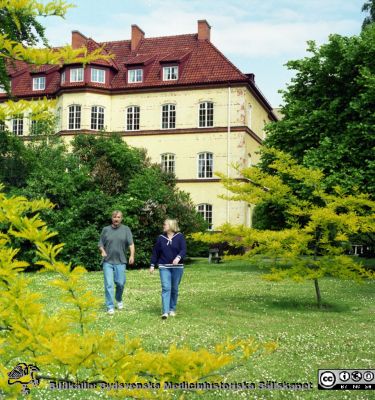 Malmö Allmänna Sjukhus 1996. Parken vid gamla ortopediska kliniken
Album MAS 1996 III Samlingsbilder för 100-årsjubileumet. Från fotograf Björn Henrikssons samling. 1996. Foto: Jimmy Wahlstedt. Gamla ortopeden från söder. Från negativ.
Nyckelord: UMAS;MAS;Malmö_;Allmänna;Sjukhus;Park;Ortopedi