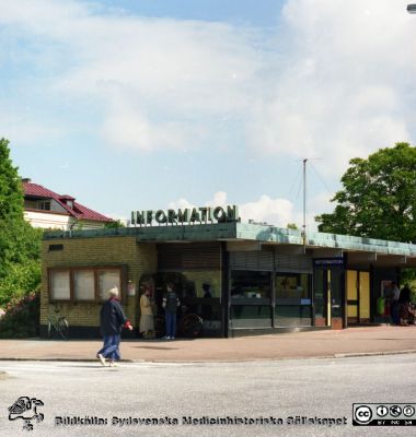 Malmö Allmänna Sjukhus 1996. Portvakts- och informationshuset vid entrén för bilar m fl.
Album MAS 1996 III Samlingsbilder för 100-årsjubileumet. Från fotograf Björn Henrikssons samling. 1996. Foto: Jimmy Wahlstedt. Information. Entré för bilar mm. Gamla öronkliniken i bakgrunden till vä (ursprungligen 1913 års barnbördshus). Från negativ
Nyckelord: UMAS;MAS;Malmö;Allmänna;Sjukhus;Entré;Information;Portvakt;Öron;ÖNH