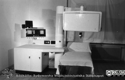 Ultraljudsapparat för undersökning av bukens organ, särskilt gynekologiska
Bildkälla Bertil Sundén. Bilden finns publicerad i hans avhandling 1964. Apparaten var byggd i England, och Bertil Sundén började 1961 använda den. Den byggdes efter hans önskemål sedan han varit på studiebesök i Glasgow, och blev den enda i sitt slag. Firman fortsatte bygga ultraljudsapprater för industriellt bruk, inte medicinskt.
Nyckelord: Lasarett;Lund;Universitet;Universitetsklinik;Gynekologi;Obstetrik;KK;Kvinnoklinik;Ultraljud