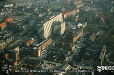  Lasarettet i Lund från sydväst, 1987
Flygfoto av Lasarettet i Lund från sydväst, 1987. Ur låda med blandade diabilder från sjukhusfotograferna i Lund, 1970-, 1980- och 1990-talen. 
Nyckelord: Lasarettet;Lund;Universitetssjukhuset;USiL;Flygfoto;Centralblocket