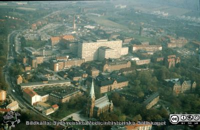 Lasarettet i Lund från sydväst, 1987
Flygfoto av Lasarettet i Lund från sydväst, 1987. Ställningarna för julbelysningen ("julgranarna") syns på centralblockets tak.
Nyckelord: Lasarettet;Lund;Universitetssjukhuset;USiL;Flygfoto;Centralblocket