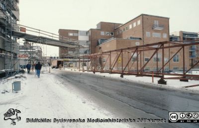 Onkologiska kliniken med bryggan över till centralblocket under byggnad 1988
Nyckelord: Lund;Lasarett;Universitet;Universitetssjukhus;Exteriör;Onkologiska kliniken;Radiologi;Övergång
