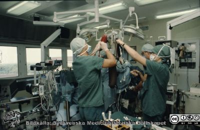 Thoraxkirurgisk operation förbereds 1988. Blodpåsar hängs upp.
Ur låda med blandade diabilder från sjukhusfotograferna i Lund, 1988. 
Nyckelord: Lund;Lasarett;Universitet;Universitetssjukhus;Operation;Thorax;Förberedelse