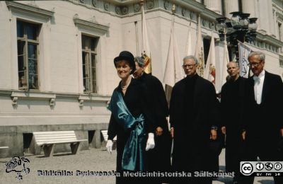 Promotionsprocessionen i Lund 1989
 Processionen från universitetet vid doktorspromotion i Lund. Marskalk Kristina Tornqvist framför medicinska fakultetens lärare. Skymd bakom henne Sven-Erik Bergentz, till höger om henne Stephen Thesleff. Till höger om denne Halvor Möller och troligast Nils Emmelin. Troligen 1989, i varje fall sent 1980-tal.
Nyckelord: Doktorspromotion;Procession;Universitet;Lund;Promotion