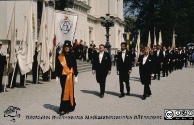 Processionen från universitetet vid doktorspromotion i Lund, troligen 1989
Odontologiska fakultetens promovendi med fakultetsmarskalk Madeleine Rohlin i spetsen. Troligen1989 
Nyckelord: Doktor;Doktorspromotion;Procession;Universitet;Promotion;Lund;;Odontologiska;Fakulteten