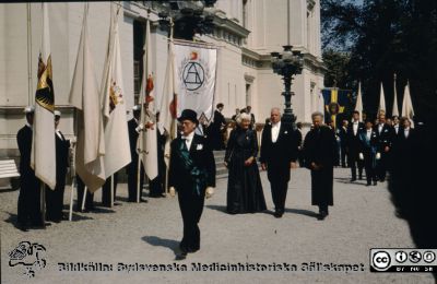 Processionen från universitetet vid doktorspromotion i Lund 1989
Nils Dahlgren som marskalk för medicinska fakultetns hedersdoktorer. Mannen i mitten är landsdhövding Bertil Göransson. På hans högra sida Ingeborg Olsen-Hellberg, Malmö och på hans vänstra sida Seymour Schwarz, Rochester NY. Bakom dem kommer med faks promovendi med Johan Wennerberg som fakultetsmarskalk och kanske kliniske kemisten Magnus Abramhamsson Morgan Andersson till vänster och bakom honom. Längre bak skymtar Per Aspenberg.
Nyckelord: Doktor;Doktorspromotion;Procession;Universitet;Promotion;Lund;Medicinska;Fakulteten