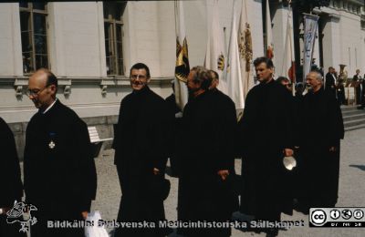 Processionen från universitetet vid doktorspromotion i Lund i slutet på 1980-talet
 Promotorsgrupp, samma som på bild 1458. Kirurgen Stig Bengmark som nr 2 från vänster och till höger om honom Kjell Wallenius och bakom dem Sven-Gerhard Lindblad, professor i akustik på LTH. 
Nyckelord: Doktor;Doktorspromotion;Procession;Universitet;Promotion;Lund;Promotorer;Professorer