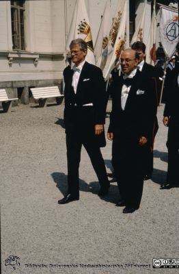 Processionen från universitetet vid doktorspromotion i Lund 1989
Statsminister Ingvar Carlsson längst till vänster i bilden, på väg att promoveras till hedersdoktor. På hans vänstra sida hedersdoktorn Henry Mintzberg, företagsekonom från Kanada. 
Nyckelord: Doktor;Doktorspromotion;Procession;Universitet;Promotion;Lund;Hedersdoktorer