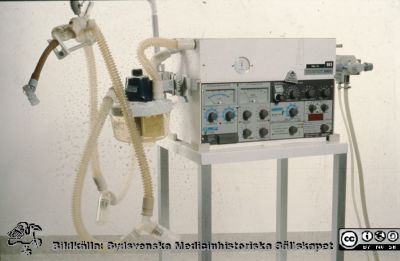 Respirator, typ Servoventilator 900c, 1989
Ur låda med blandade diabilder från sjukhusfotograferna i Lund, 1989. Narkosapparat Servoventilator 900c. 
Nyckelord: Lund;Lasarett;Universitet;Universitetssjukhus;Anestesi;Narkos;Respirator;Ventilator