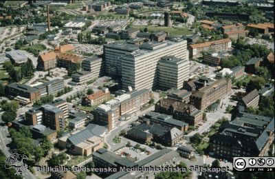 Lasarettet i Lund från sydväst, 1994
Ur låda med blandade diabilder från sjukhusfotograferna i Lund, 1970-, 1980- och 1990-talen. Flygfoto av norra sjukhusområdet, Lasarettet i Lund från sydväst, 1994.
Nyckelord: Lasarettet;Lund;Universitetssjukhuset;USiL;Flygfoto;Centralblocket