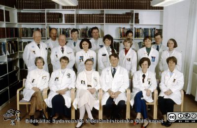 Läkare på ögonkliniken i Lund 1994
Sittande från vänster: Elisabet Agardh, Kristina Tornqvist, Ingrid Florén, Berndt Ehinger, Birgitta Bauer, Elisabeth Stigmar. Stående från vänster: Göran Stigmar, Lars Jörgen Hansson, Kennerth Wilke, Anders Bergström, Anna Makár, Richardt Hansen, Christina Kamme, Gunnel Bynke, Fredrik Ghosh (halvskymd), Angelica Skarin, Sten Andréasson, Britt Beding Barnekow. Bilden togs rimligen med anledning av att Ingrid Florén blev klinikchef 1995-01-01. Foto Roger Lundholm.
Nyckelord: Lasarett;Lund;Universitet;Universitetssjukhus;Ögon;Oftalmologi;Oftalmiatrik;Läkare