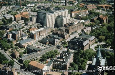 Lasarettet i Lund från sydväst, 1994
Ur låda med blandade diabilder från sjukhusfotograferna i Lund, 1970-, 1980- och 1990-talen. Flygfoto av Lasarettet i Lund från sydväst, 1994. Norra området.
Nyckelord: Lasarettet;Lund;Universitetssjukhuset;USiL;Flygfoto;Centralblocket