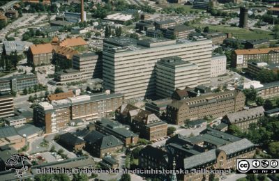 Lasarettet i Lund från sydväst, 1994
Ur låda med blandade diabilder från sjukhusfotograferna i Lund, 1970-, 1980- och 1990-talen. Flygfoto av Lasarettet i Lund från sydväst, 1994.
Nyckelord: Lasarettet;Lund;Universitetssjukhuset;USiL;Flygfoto;Centralblocket