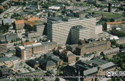 Lasarettet i Lund från sydväst, 1994
Flygfoto av Lasarettet i Lund från sydväst, 1994. strålbehandlingshuset byggde. Huvudentréns glasparti är byggd. Helikopterplattan finns inte, och troligen inte heller BMC. Kylvattentornet vid panncentralen och astronomiska institutionen finns ännu inte. 
Nyckelord: Lasarettet;Lund;Universitetssjukhuset;USiL;Flygfoto;Centralblocket