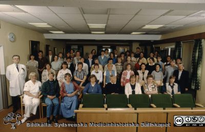 Kursbild i kvinnoklinikens föreläsningssal i Lund år 1995. 
Troligen en NLV-kurs eller dylikt, ordnad av Svensk Förening för Obstetrik och Gynekologi. Troligen uro-gynekologi. Kursledare: Serafim Josif (i vit rock).
Nyckelord: Lasarett;Lund;Universitet;Universitetssjukhus;USiL;Utbildning;Kurs;KK;Gynekologi;urologi