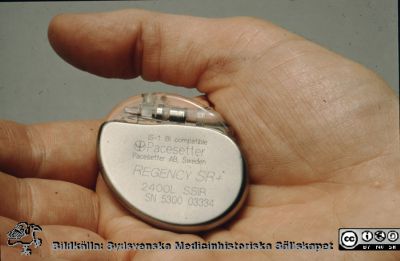 En hjärtstimulator (pacemaker), "Pacesetter Regency SR+", 1996.
Lasarettet i Lund. 
Nyckelord: Lasarett;Lund;Universitet;Universitetssjukhus;USiL;Kardiologi;Pacemaker;Hjärtstimulator