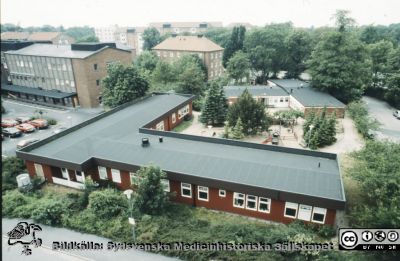 Röda Stugan", Lasarettet i Lunds barndaghem, 1990
Sjukhusets barndaghem "Röda Stugan" låg på 1980-talet på tomten mellan infektionskliniken (i bakgrunden) och barnkliniken, dvs strax väster om radiologiska kliniken. När denna skulle utvidgas västerut flyttades barndaghemmet till tomten väster om ögonkliniken B, söder om psykiatriska kliniken (senare kallad Wigerthuset). Barndaghemmet dokumenterades inför flyttningen.
Nyckelord: Lasarettet;Lund;Universitet;Universitetssjukhus;Daghem;Barndaghem;Förskola