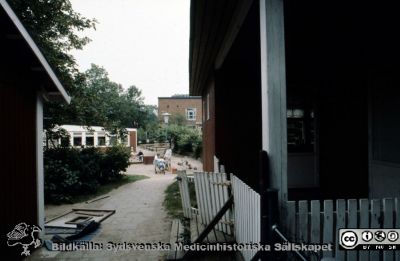 "Röda Stugan", Lasarettet i Lunds barndaghem, 1990
Sjukhusets barndaghem "Röda Stugan" låg på 1980-talet på tomten mellan infektionskliniken och barnkliniken, dvs strax väster om radiologiska kliniken. När denna skulle utvidgas västerut flyttades barndaghemmet till tomten öster om ögonkliniken B, söder om psykiatriska kliniken (senare kallad Wigerthuset). Barndaghemmet dokumenterades inför flyttningen.
Nyckelord: Lasarettet;Lund;Universitet;Universitetssjukhus;Daghem;Barndaghem;Förskola