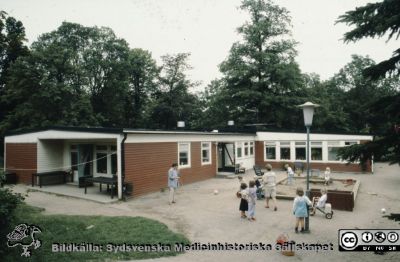 "Röda Stugan", Lasarettet i Lunds barndaghem, 1990
Sjukhusets barndaghem "Röda Stugan" låg på 1980-talet på tomten mellan infektionskliniken och barnkliniken, dvs strax väster om radiologiska kliniken. När denna skulle utvidgas västerut flyttades barndaghemmet till tomten öster om ögonkliniken B, söder om psykiatriska kliniken (senare kallad Wigerthuset). Barndaghemmet dokumenterades inför flyttningen.
Nyckelord: Lasarettet;Lund;Universitet;Universitetssjukhus;Daghem;Barndaghem;Förskola