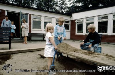 Röda Stugan", Lasarettet i Lunds barndaghem, 1990
Sjukhusets barndaghem "Röda Stugan" låg på 1980-talet på tomten mellan infektionskliniken och barnkliniken, dvs strax väster om radiologiska kliniken. När denna skulle utvidgas vÃ¤sterut flyttades barndaghemmet till tomten väster om ögonkliniken B, söder om psykiatriska kliniken (senare kallad Wigerthuset). Barndaghemmet dokumenterades inför flyttningen.
Nyckelord: Lasarettet;Lund;Universitet;Daghem;Barndaghem;Förskola