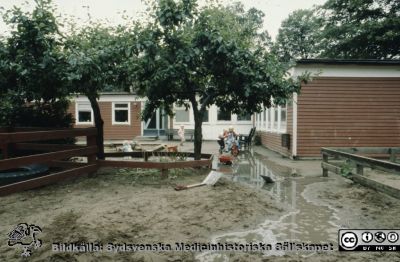 "Röda Stugan", Lasarettet i Lunds barndaghem, 1990
Sjukhusets barndaghem "Röda Stugan" låg på 1980-talet på tomten mellan infektionskliniken och barnkliniken, dvs strax väster om radiologiska kliniken. När denna skulle utvidgas västerut flyttades barndaghemmet till tomten öster om ögonkliniken B, söder om psykiatriska kliniken (senare kallad Wigerthuset). Barndaghemmet dokumenterades inför flyttningen.
Nyckelord: Lasarettet;Lund;Universitet;Universitetssjukhus;Daghem;Barndaghem;Förskola