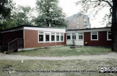 Röda Stugan", Lasarettet i Lunds barndaghem, 1990
Sjukhusets barndaghem i Lund, "Röda Stugan", låg på 1980-talet på tomten mellan infektionskliniken (i bakgrunden) och barnkliniken, dvs strax väster om radiologiska kliniken. När denna skulle utvidgas västerut flyttades barndaghemmet till tomten öster om ögonkliniken B, söder om psykiatriska kliniken (senare kallad Wigerthuset). Barndaghemmet dokumenterades inför flyttningen.
Nyckelord: Lasarettet;Lund;Universitet;Daghem;Barndaghem;Förskola