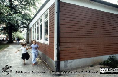 Röda Stugan", Lasarettet i Lunds barndaghem, 1990
Sjukhusets barndaghem i Lund, "Röda Stugan", låg på 1980-talet på tomten mellan infektionskliniken (i bakgrunden) och barnkliniken, dvs strax väster om radiologiska kliniken. När denna skulle utvidgas västerut flyttades barndaghemmet till tomten öster om ögonkliniken B, söder om psykiatriska kliniken (senare kallad Wigerthuset). Barndaghemmet dokumenterades inför flyttningen.
Nyckelord: Lasarettet;Lund;Universitet;Daghem;Barndaghem;Förskola