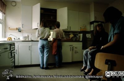 Röda Stugan", Lasarettet i Lunds barndaghem, 1990
Sjukhusets barndaghem i Lund, "Röda Stugan", låg på 1980-talet på tomten mellan infektionskliniken (i bakgrunden) och barnkliniken, dvs strax väster om radiologiska kliniken. När denna skulle utvidgas västerut flyttades barndaghemmet till tomten öster om ögonkliniken B, söder om psykiatriska kliniken (senare kallad Wigerthuset). Barndaghemmet dokumenterades inför flyttningen.
Nyckelord: Lasarettet;Lund;Universitet;Daghem;Barndaghem;Förskola