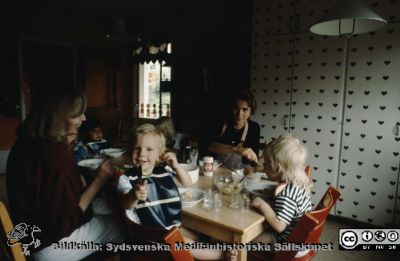 Röda Stugan", Lasarettet i Lunds barndaghem, 1990
Sjukhusets barndaghem i Lund, "Röda Stugan", låg på 1980-talet på tomten mellan infektionskliniken (i bakgrunden) och barnkliniken, dvs strax väster om radiologiska kliniken. När denna skulle utvidgas västerut flyttades barndaghemmet till tomten öster om ögonkliniken B, söder om psykiatriska kliniken (senare kallad Wigerthuset). Barndaghemmet dokumenterades inför flyttningen.
Nyckelord: Lasarettet;Lund;Universitet;Daghem;Barndaghem;Förskola