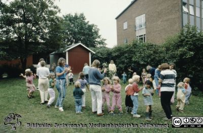 "Röda Stugan", Lasarettet i Lunds barndaghem, 1990
Sjukhusets barndaghem "Röda Stugan" låg på 1980-talet på tomten mellan infektionskliniken och barnkliniken, dvs strax väster om radiologiska kliniken. När denna skulle utvidgas västerut flyttades barndaghemmet till tomten öster om ögonkliniken B, söder om psykiatriska kliniken (senare kallad Wigerthuset). Barndaghemmet dokumenterades inför flyttningen.
Nyckelord: Lasarettet;Lund;Universitet;Universitetssjukhus;Daghem;Barndaghem;Förskola