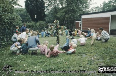 "Röda Stugan", Lasarettet i Lunds barndaghem, 1990
Sjukhusets barndaghem "Röda Stugan" låg på 1980-talet på tomten mellan infektionskliniken och barnkliniken, dvs strax väster om radiologiska kliniken. När denna skulle utvidgas västerut flyttades barndaghemmet till tomten öster om ögonkliniken B, söder om psykiatriska kliniken (senare kallad Wigerthuset). Barndaghemmet dokumenterades inför flyttningen.
Nyckelord: Lasarettet;Lund;Universitet;Universitetssjukhus;Daghem;Barndaghem;Förskola