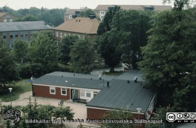 "Röda Stugan", Lasarettet i Lunds barndaghem, 1990
Sjukhusets barndaghem "Röda Stugan" låg på 1980-talet på tomten mellan infektionskliniken och barnkliniken, dvs strax väster om radiologiska kliniken. När denna skulle utvidgas västerut flyttades barndaghemmet till tomten öster om ögonkliniken B, söder om psykiatriska kliniken (senare kallad Wigerthuset). Barndaghemmet dokumenterades inför flyttningen.
Nyckelord: Lasarettet;Lund;Universitet;Universitetssjukhus;Daghem;Barndaghem;Förskola