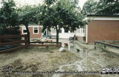 Röda Stugan", Lasarettet i Lunds barndaghem, 1990
Sjukhusets barndaghem i Lund, "Röda Stugan", låg på 1980-talet på tomten mellan infektionskliniken (i bakgrunden) och barnkliniken, dvs strax väster om radiologiska kliniken. När denna skulle utvidgas västerut flyttades barndaghemmet till tomten öster om ögonkliniken B, söder om psykiatriska kliniken (senare kallad Wigerthuset). Barndaghemmet dokumenterades inför flyttningen.
Nyckelord: Lasarettet;Lund;Universitet;Universitetssjukhus;Daghem;Barndaghem;Förskola