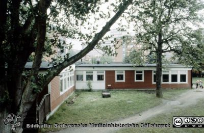 Röda Stugan", Lasarettet i Lunds barndaghem, 1990
Sjukhusets barndaghem i Lund, "Röda Stugan", låg på 1980-talet på tomten mellan infektionskliniken (i bakgrunden) och barnkliniken, dvs strax väster om radiologiska kliniken. När denna skulle utvidgas västerut flyttades barndaghemmet till tomten öster om ögonkliniken B, söder om psykiatriska kliniken (senare kallad Wigerthuset). Barndaghemmet dokumenterades inför flyttningen.
Nyckelord: Lasarettet;Lund;Universitet;Universitetssjukhus;Daghem;Barndaghem;Förskola