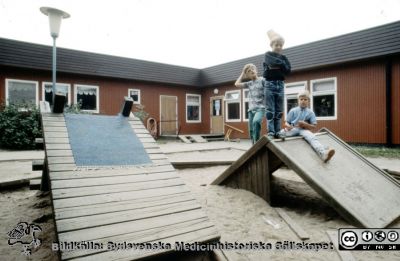 Röda Stugan", Lasarettet i Lunds barndaghem, 1990
Sjukhusets barndaghem i Lund, "Röda Stugan", låg på 1980-talet på tomten mellan infektionskliniken (i bakgrunden) och barnkliniken, dvs strax väster om radiologiska kliniken. När denna skulle utvidgas västerut flyttades barndaghemmet till tomten öster om ögonkliniken B, söder om psykiatriska kliniken (senare kallad Wigerthuset). Barndaghemmet dokumenterades inför flyttningen.
Nyckelord: Lasarettet;Lund;Universitet;Universitetssjukhus;Daghem;Barndaghem;Förskola
