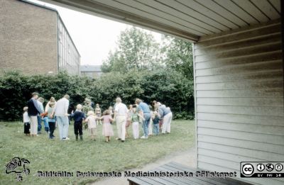Röda Stugan", Lasarettet i Lunds barndaghem, 1990
Sjukhusets barndaghem i Lund, "Röda Stugan", låg på 1980-talet på tomten mellan infektionskliniken (i bakgrunden) och barnkliniken, dvs strax väster om radiologiska kliniken. När denna skulle utvidgas västerut flyttades barndaghemmet till tomten öster om ögonkliniken B, söder om psykiatriska kliniken (senare kallad Wigerthuset). Barndaghemmet dokumenterades inför flyttningen.
Nyckelord: Lasarettet;Lund;Universitet;Universitetssjukhus;Daghem;Barndaghem;Förskola
